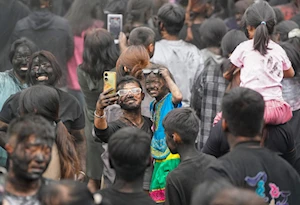 Tradición para la buena suerte: cientos de personas se pintan de negro en Yunnan, suroeste de China, con el fin de alejar malos espíritus y atraer fortuna