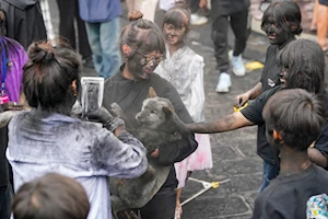 Tradición para la buena suerte: cientos de personas se pintan de negro en Yunnan, suroeste de China, con el fin de alejar malos espíritus y atraer fortuna
