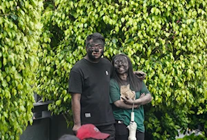 Tradición para la buena suerte: cientos de personas se pintan de negro en Yunnan, suroeste de China, con el fin de alejar malos espíritus y atraer fortuna